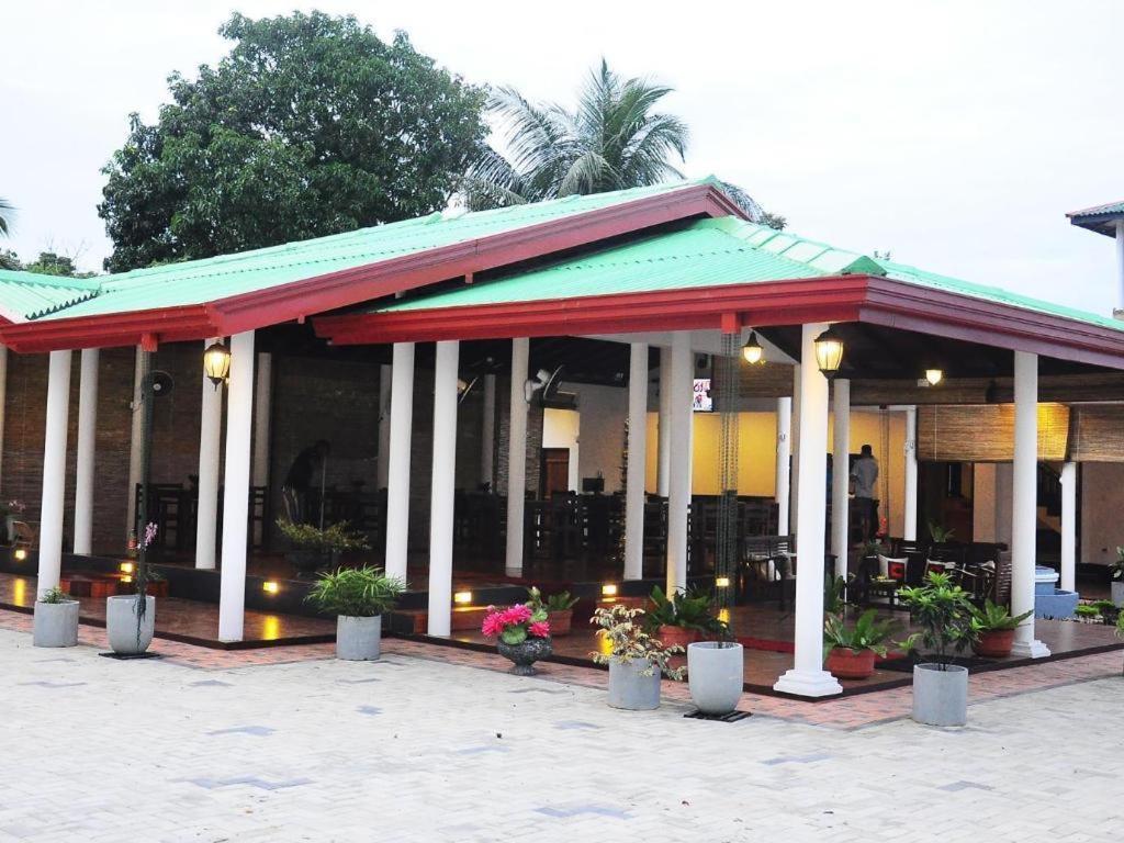 Sihilro Regency Hotel Udawalawe Exterior photo